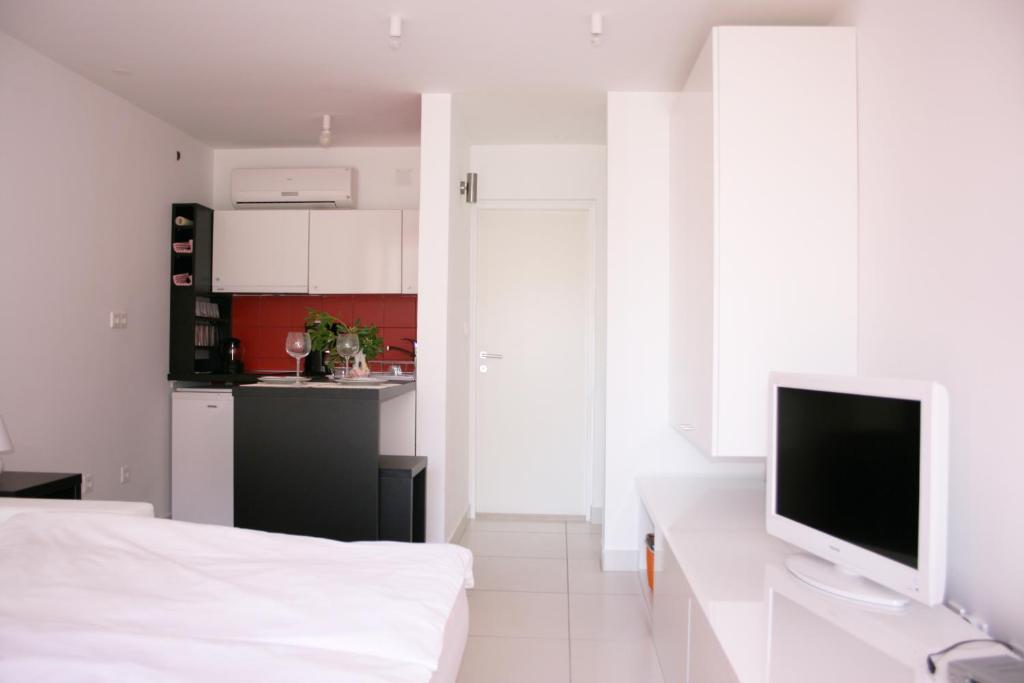 Number 5 Apartment Pakostane Bilik gambar