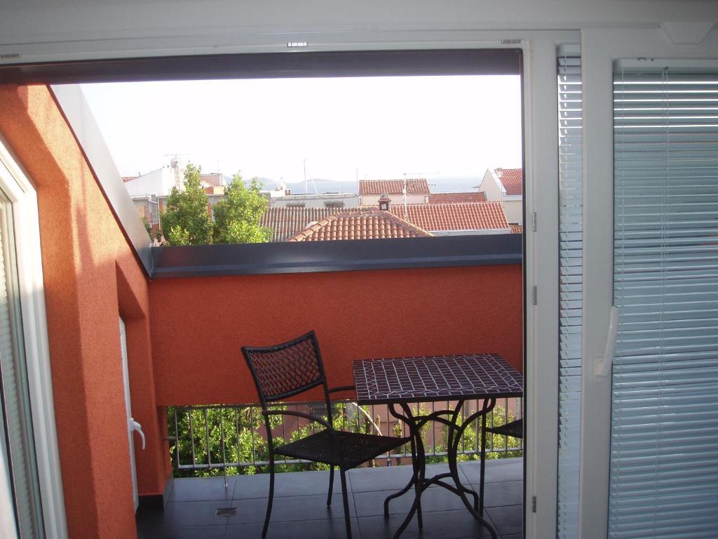 Number 5 Apartment Pakostane Bilik gambar
