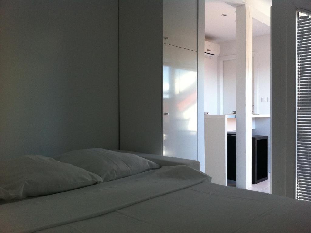 Number 5 Apartment Pakostane Bilik gambar