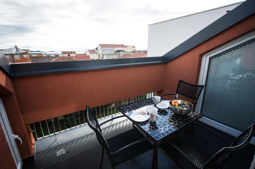 Number 5 Apartment Pakostane Bilik gambar